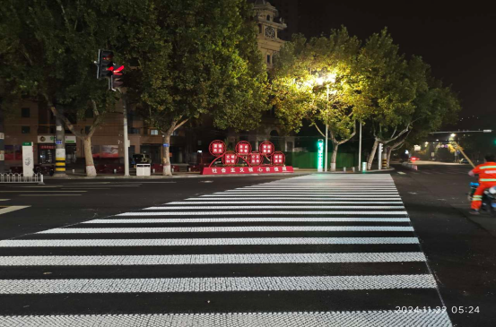 Nighttime road markings Nighttime road markings