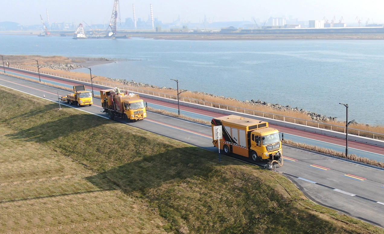 Road marking train construction